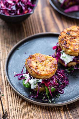 Serviettenknödel-Burger mit Rotkohl-slaw Serviettenknödel-Burger mit Rotkohl-slaw