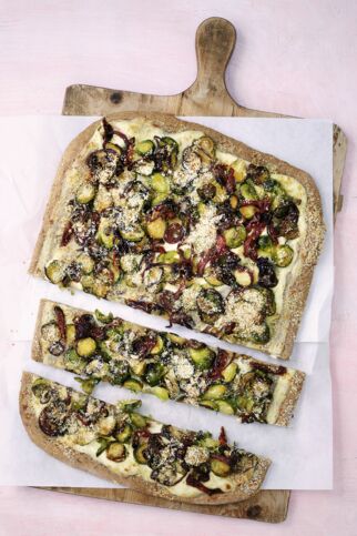 Pizza bianca mit Rosenkohl