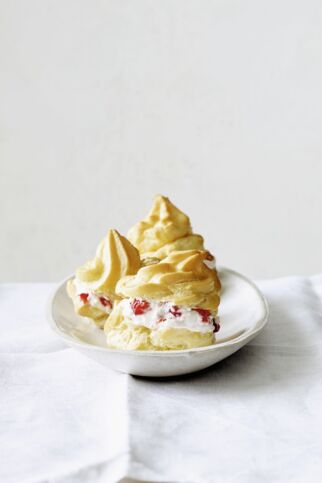 Profiteroles mit Erdbeerjoghurt