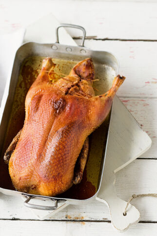 Knuspriger Entenbraten mit Apfelfüllung in einem Bräter - Entenbraten Rezept Entenbraten mit Apfel