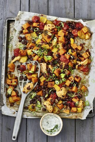 Tex-Mex-Blech mit Crème-Fraîche-Dip Tex-Mex-Blech mit Crème-Fraîche-Dip