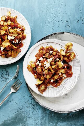 Auberginen-Kichererbsen-Gemüse mit Wurzel-Chips
