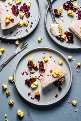New-York-Winter-Cheesecake mit Cranberrykompott und Karamell-Popcorn