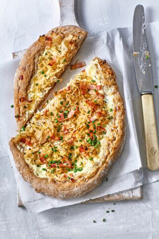 Sauerkraut-Pinsa mit Bacon Sauerkraut-Pinsa mit Bacon