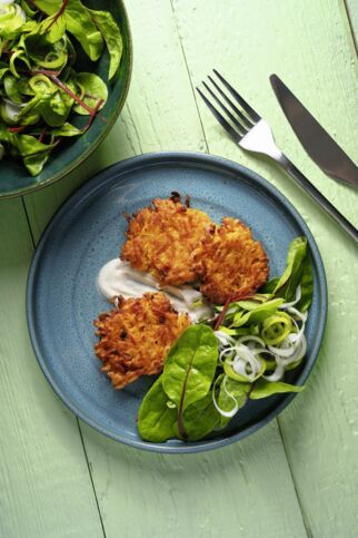 Süßkartoffel-Rösti mit Mangold-Lauch-Salat und Chili-Mayonnaise Süßkartoffel-Rösti mit Mangold-Lauch-Salat und Chili-Mayonnaise