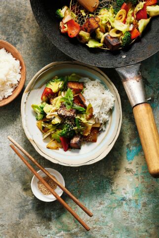 Marinierter Teriyaki-Tofu aus dem Wok Marinierter Teriyaki-Tofu aus dem Wok