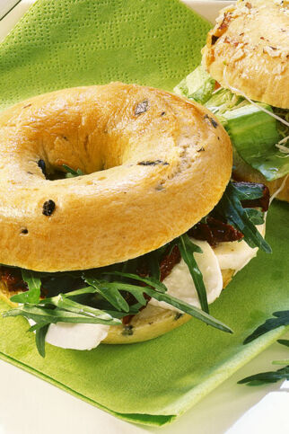 Oliven-Bagels mit Rucola Oliven-Bagels mit Rucola