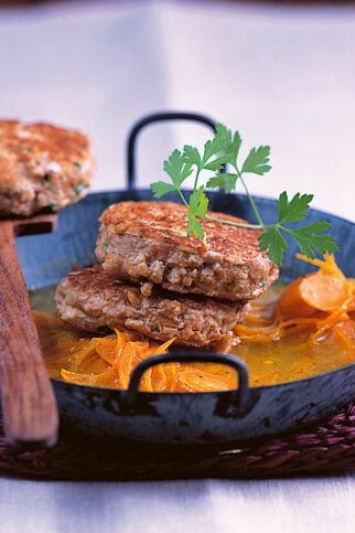 Tofu-Walnuss-Burger auf Möhren Tofu-Walnuss-Burger auf Möhren