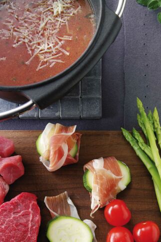 Fleischfondue mit Tomatenbrühe