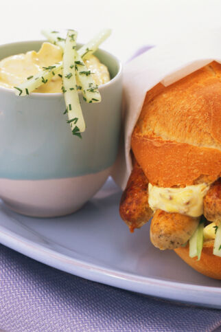 Bratwurstbrötchen mit Gurke Bratwurstbrötchen mit Gurke