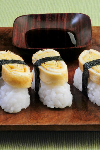Nigiri-Sushi mit Omelett