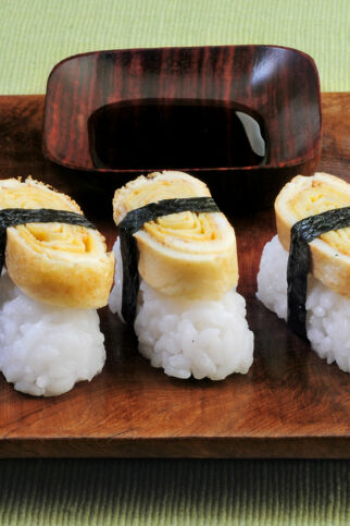 Nigiri-Sushi mit Omelett Nigiri-Sushi mit Omelett