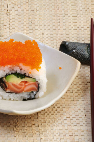 Ura-Maki mit krosser Lachshaut Ura-Maki mit krosser Lachshaut