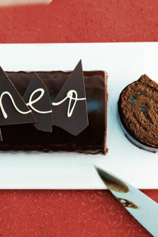 Biskuit-Roulade à la Sacher Biskuit-Roulade à la Sacher