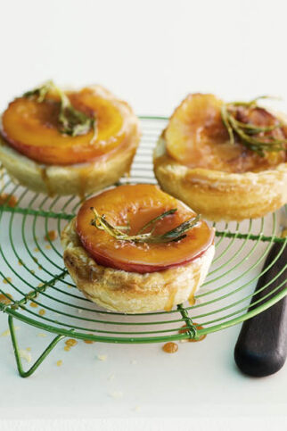 Pfirsich-Tarte-Tatin mit Rosmarin Pfirsich-Tarte-Tatin mit Rosmarin