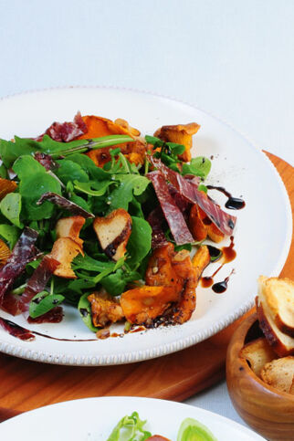 Brezen-Schwammerl-Salat mit Bresaola