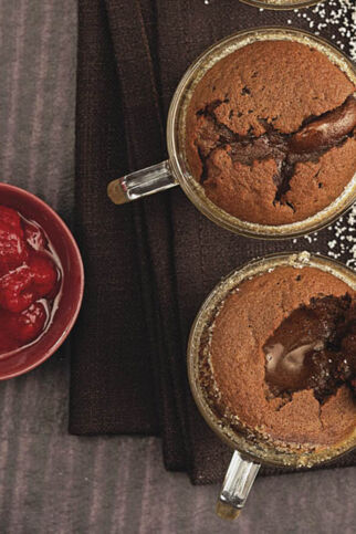 Schokovulkan mit Ingwer-Himbeeren Schokovulkan mit Ingwer-Himbeeren