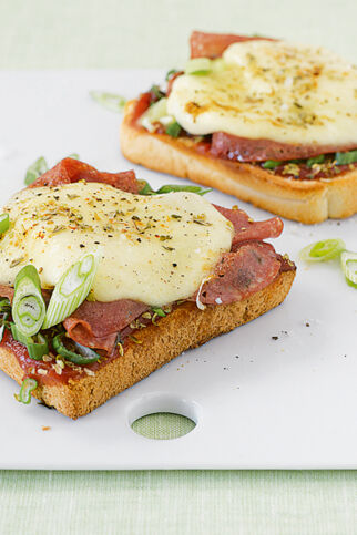 Salami-Toast-Pizzen