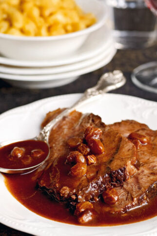 Rheinischer Sauerbraten mit Rosinen und Lebkuchen