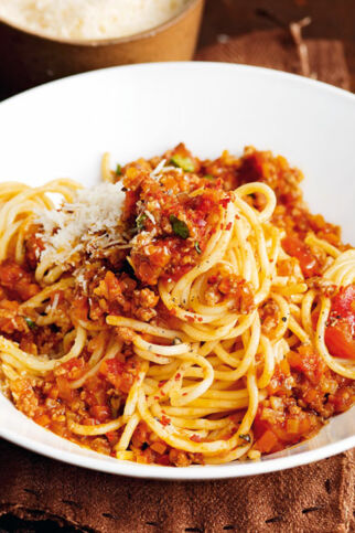 Spaghetti Bolognese mit frischem Basilikum
