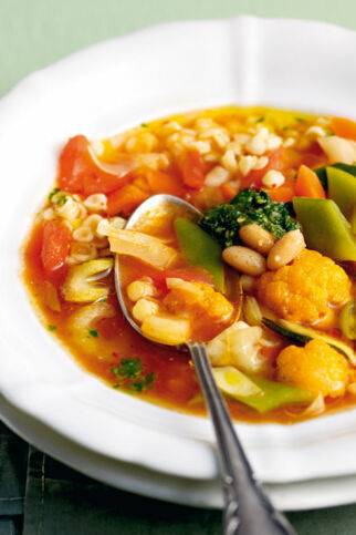Italienische Minestrone mit Bohnen und Muschelnudeln Italienische Minestrone mit Bohnen und Muschelnudeln
