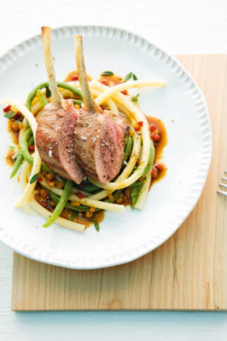 Lammkoteletts mit Makkaroni und Bohnen Lammkoteletts mit Makkaroni und Bohnen