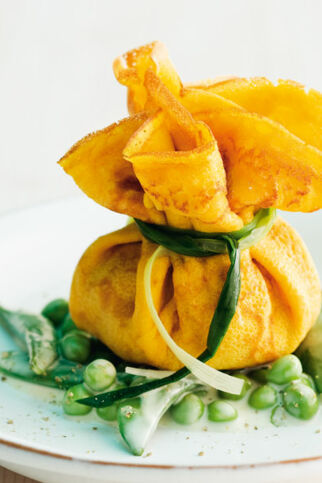 Crêpe-Säckchen auf Erbsen-Kokos-Ragout