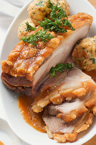 Schweinekrustenbraten mit Biersauce und Brezenknödeln Schweinekrustenbraten mit Biersauce und Brezenknödeln