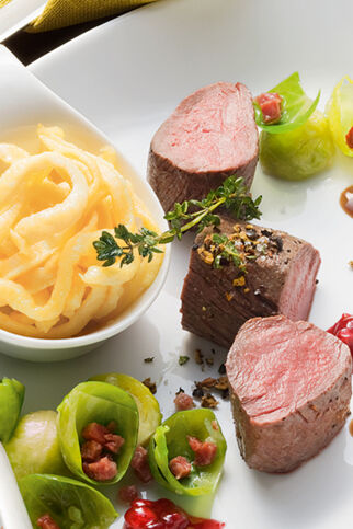 Rehrückenfilet mit Speckrosenkohl Rehrückenfilet mit Speckrosenkohl