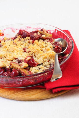 Kirsch-Rhabarber-Crumble