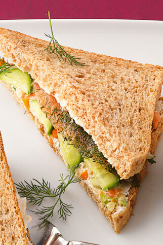 Tramezzini mit Lachs und Gemüse Tramezzini mit Lachs und Gemüse