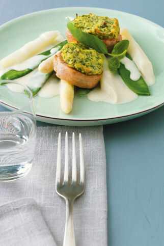 Schweinemedaillons mit Kräuter-Käse-Kruste Schweinemedaillons mit Kräuter-Käse-Kruste