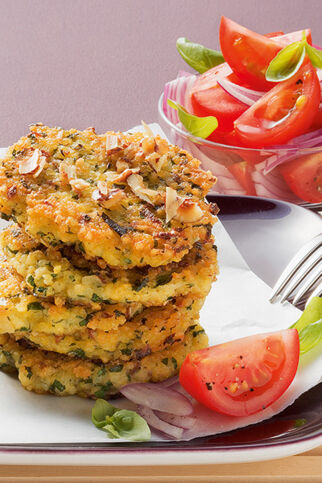 Hirsepuffer mit Tomatensalat Hirsepuffer mit Tomatensalat