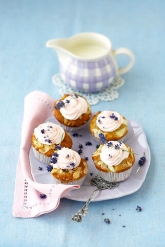 Apfel-Cupcakes mit Lavendelsahne Apfel-Cupcakes mit Lavendelsahne