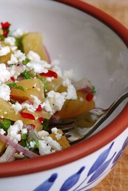 Scharfer Ananas-Salat mit Feta