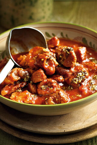 Schweinegulasch aus der Haxe Schweinegulasch aus der Haxe