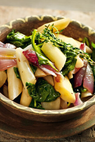 Schwarzwurzelgemüse mit roten Zwiebeln und Thymian Schwarzwurzelgemüse mit roten Zwiebeln und Thymian