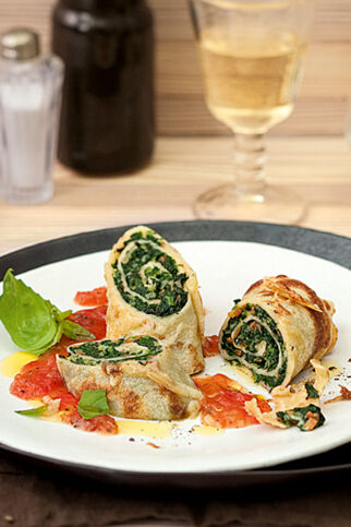 Gemüsestrudel mit Tomatensauce