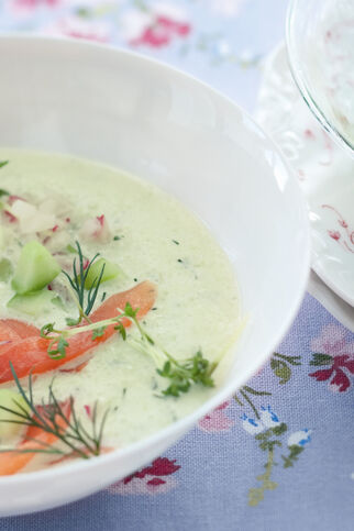 Kalte Gurkensuppe mit Lachs Kalte Gurkensuppe mit Lachs