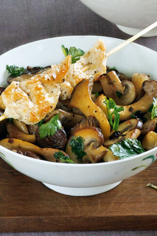 Warmer Pilzsalat mit Hähnchenspießen Warmer Pilzsalat mit Hähnchenspießen