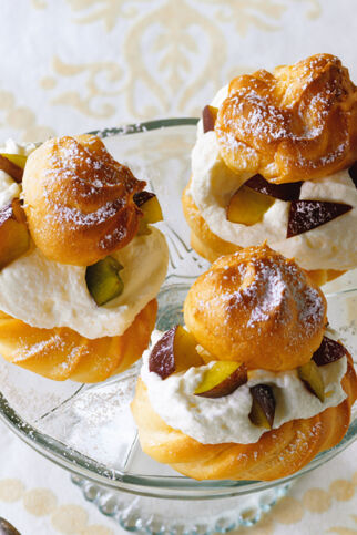 Windbeutel mit Mandelsahne und Pflaumen Windbeutel mit Mandelsahne und Pflaumen