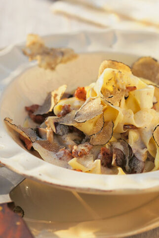 Bandnudeln mit Wurst-Sahne-Sugo Bandnudeln mit Wurst-Sahne-Sugo