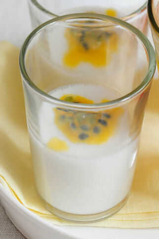 Kokos-Panna-cotta mit Maracujasauce