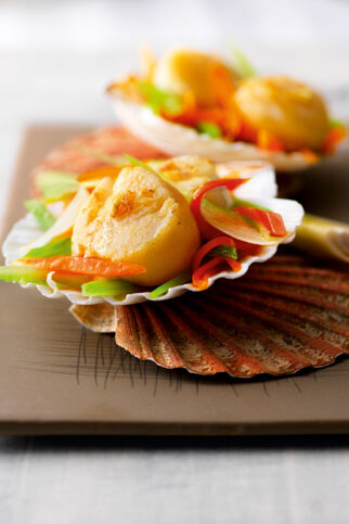 Jakobsmuscheln mit Zitronengrasbutter auf Julienne-Gemüse Jakobsmuscheln mit Zitronengrasbutter auf Julienne-Gemüse