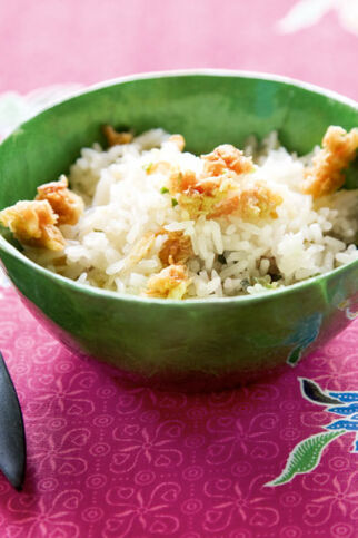 Gebratener Reis mit Knoblauch (Khao Pad Sai Gratiem)