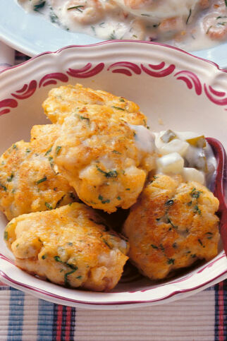 Fischfrikadellen mit Gurkensauce Fischfrikadellen mit Gurkensauce