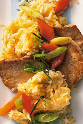 Gebratener Reis mit Schweinefilet und Kräutern Gebratener Reis mit Schweinefilet und Kräutern