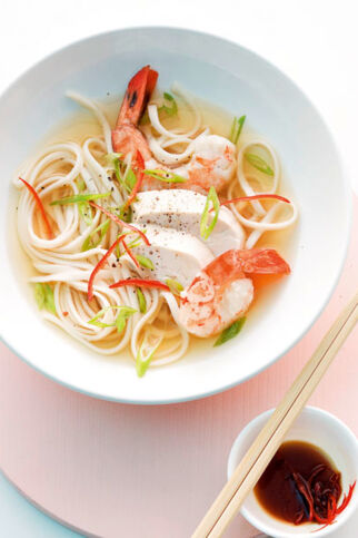 Asiatische Nudelsuppe mit Huhn und Garnelen