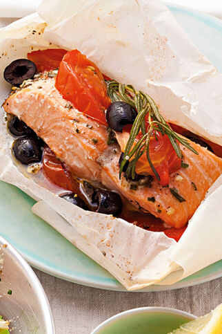 Lachsfilet mit Oliven und Tomate