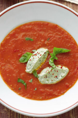 Tomatensuppe mit Basilikumricotta